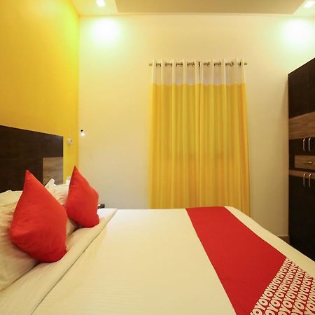 Oyo 10152 Rail View Residency Hotel Alappuzha Exterior foto