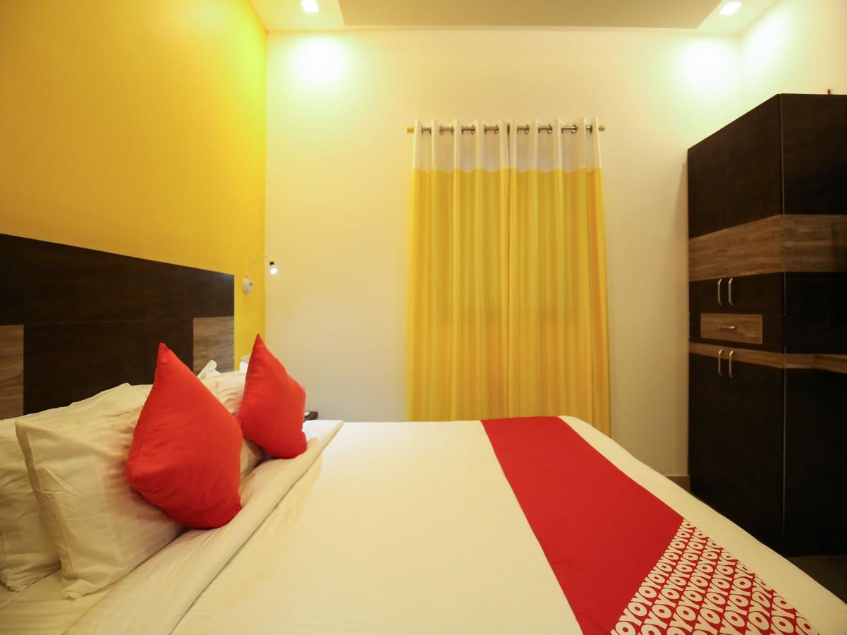 Oyo 10152 Rail View Residency Hotel Alappuzha Exterior foto