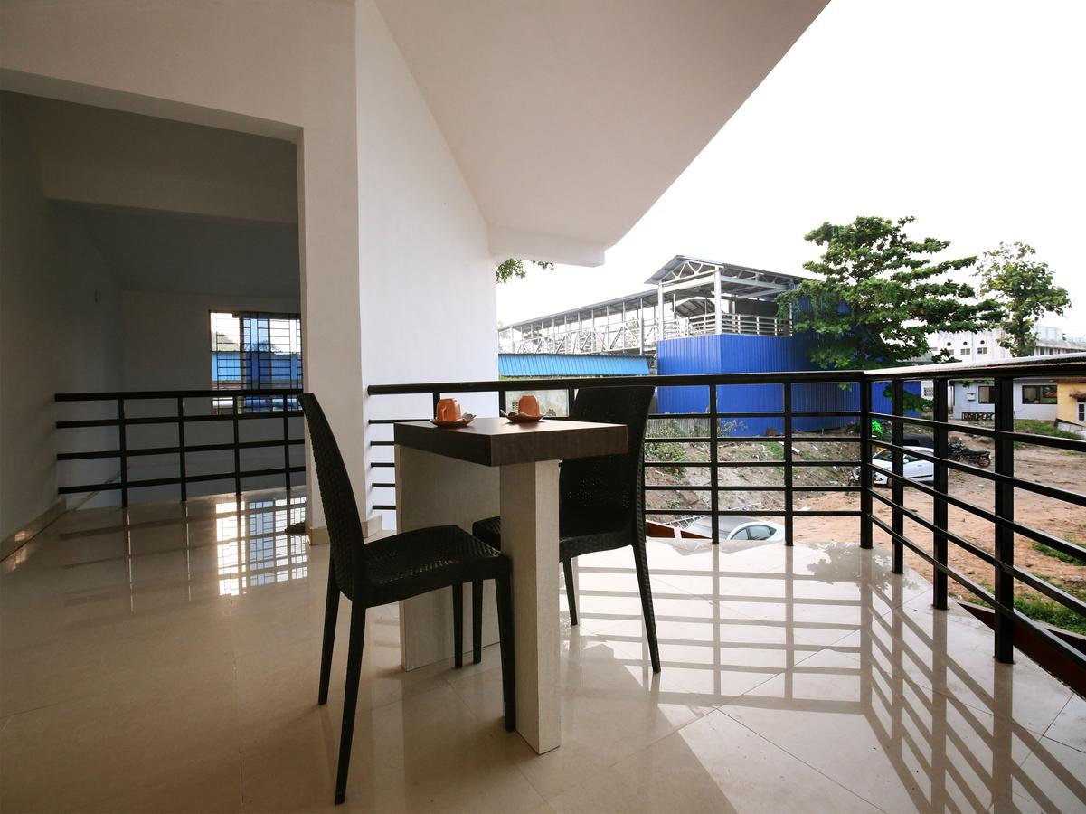 Oyo 10152 Rail View Residency Hotel Alappuzha Exterior foto