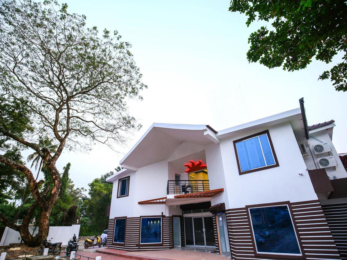 Oyo 10152 Rail View Residency Hotel Alappuzha Exterior foto