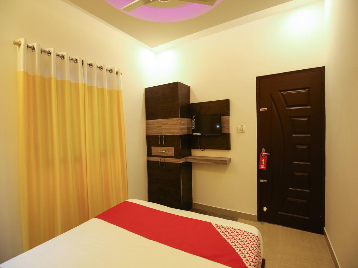 Oyo 10152 Rail View Residency Hotel Alappuzha Exterior foto