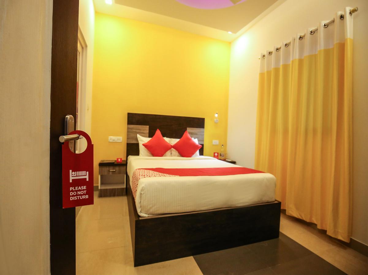 Oyo 10152 Rail View Residency Hotel Alappuzha Exterior foto